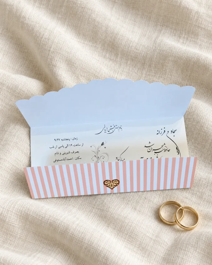 نمای باز کارت، روی پارچه روشن، کنار حلقه‌ها از کارت عروسی سه‌لا افقی گل‌دار مدل ۱۱۳۷